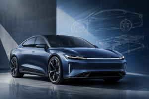 En umærket elektrisk sportssedan i et moderne studio med tekniske skitser i baggrunden.
