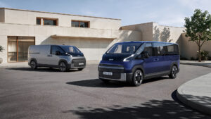 Kia PV7 Cargo og Passenger vist sammen