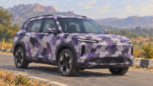 Fiktiv camoufleret kompakt SUV på en testvej, malet illustration.